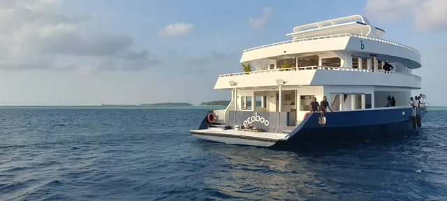 Safari boat all'ancora davanti all'isola
