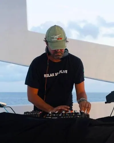 DJ set sul ponte del safari boat